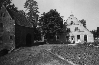 221095 Gezicht op het poortgebouw en de boerderij van het voormalige Kartuizerklooster Nieuwlicht (Laan van Chartroise) ...